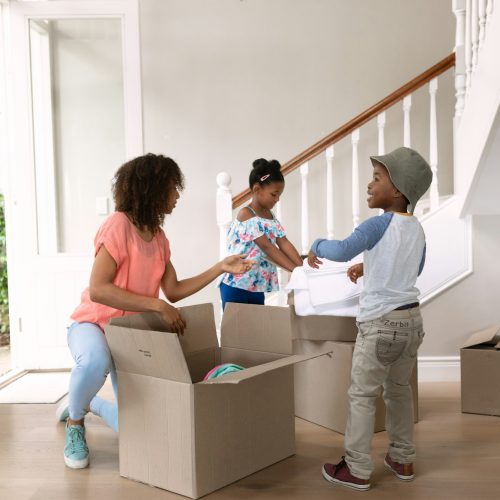 family-moving-in-to-a-new-home-5S734MM family-moving-in-to-a-new-home-5S734MM